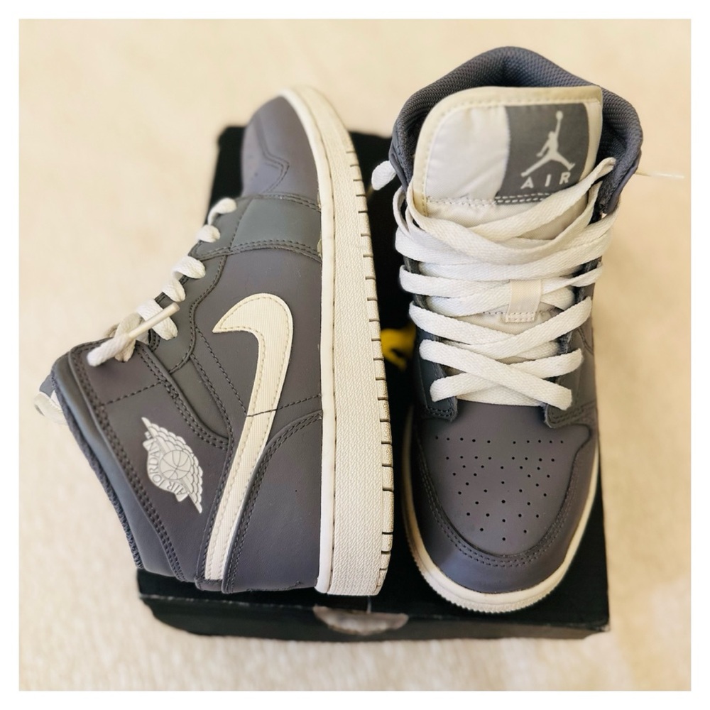 Retro Nike Air Jordan Sneakers 1 Mid BG Cool Grey 2017 Size 4.5 Youth / 6 Women - Picture 3 of 13